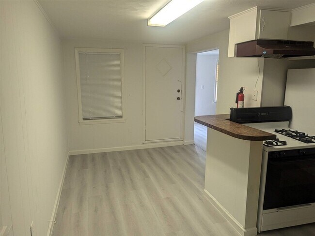 Building Photo - 1112 Ave M 1/2