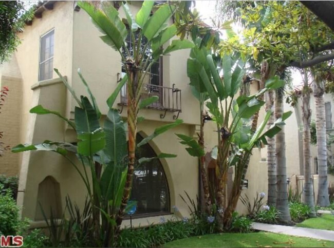 Hermoso edificio de estilo español - 438 Smithwood Dr