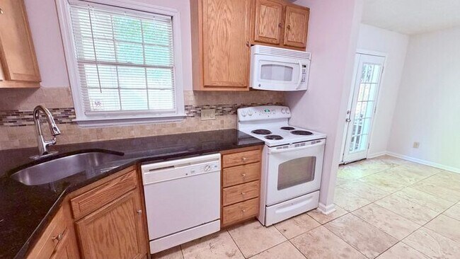 Building Photo - Lilburn 2 Bed-2.5 Bath Townhouse, Fireplace, Great Floor Plan!