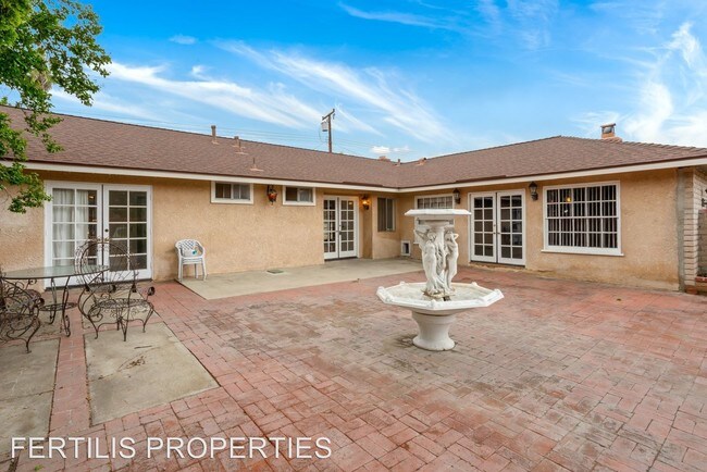 Building Photo - 4 br, 2 bath House - 735 Elm Way