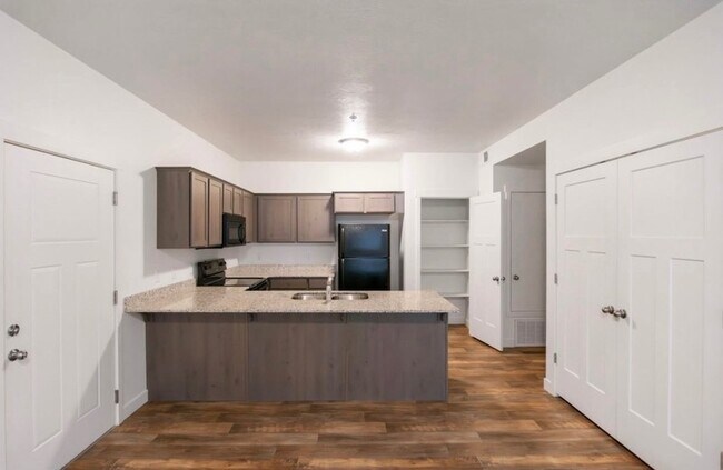 Building Photo - 831 E 550 S