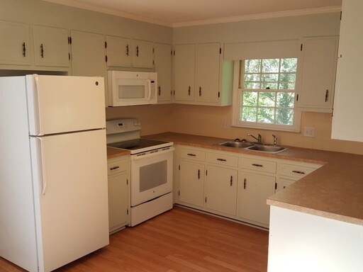 Building Photo - 7480 Pine Trails Rd