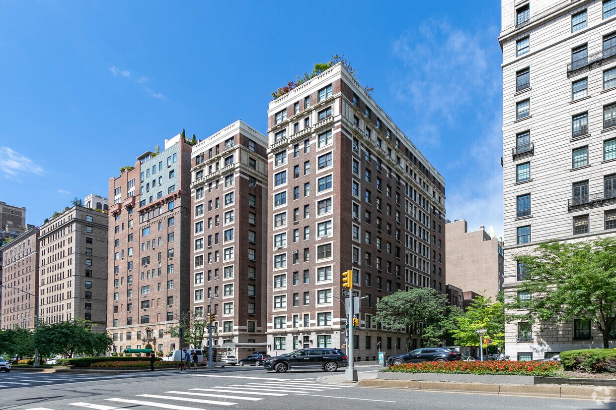 Primary Photo - 830 Park Ave
