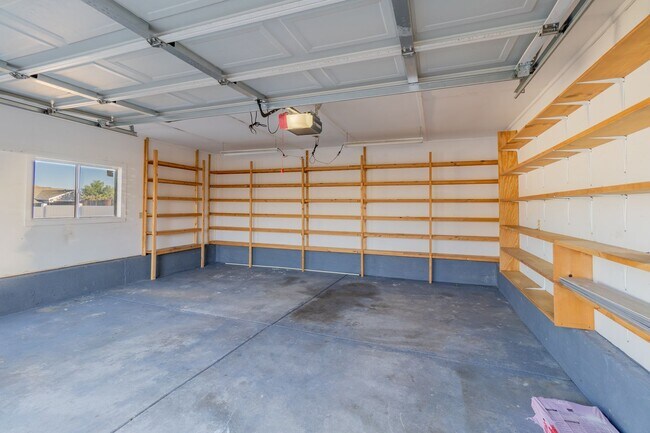 Foto del edificio - Cozy 3-Bedroom Home with Fully Fenced Backyard and Detached Garage!