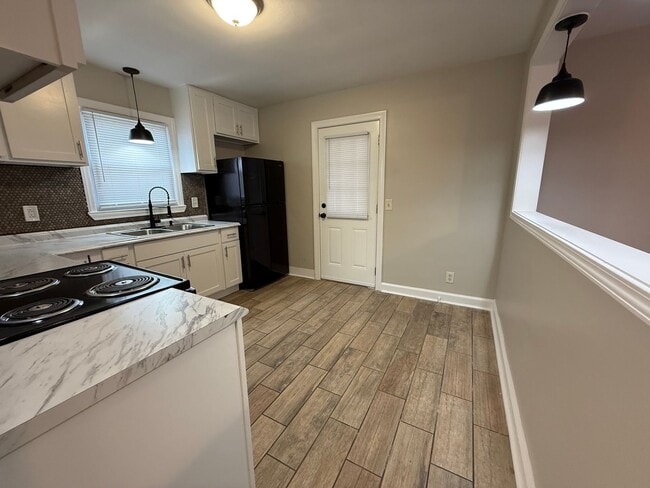 Building Photo - 2 bedroom, 1 bathroom - Home in West Rome!