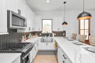 Building Photo - 3306 Live Oak St