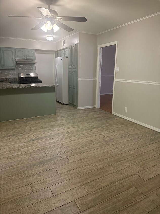 Building Photo - 2210 Greencrest Dr