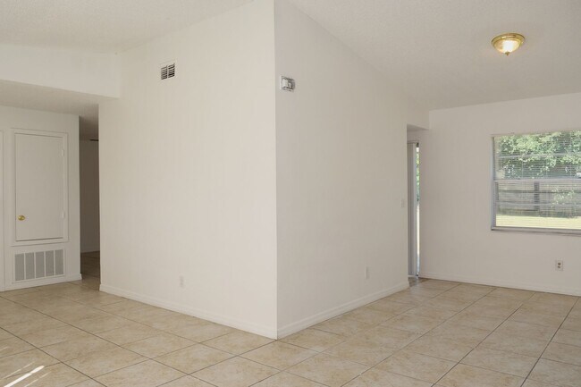 Foto del edificio - Spacious 4/2 home with 2 car garage Availa...