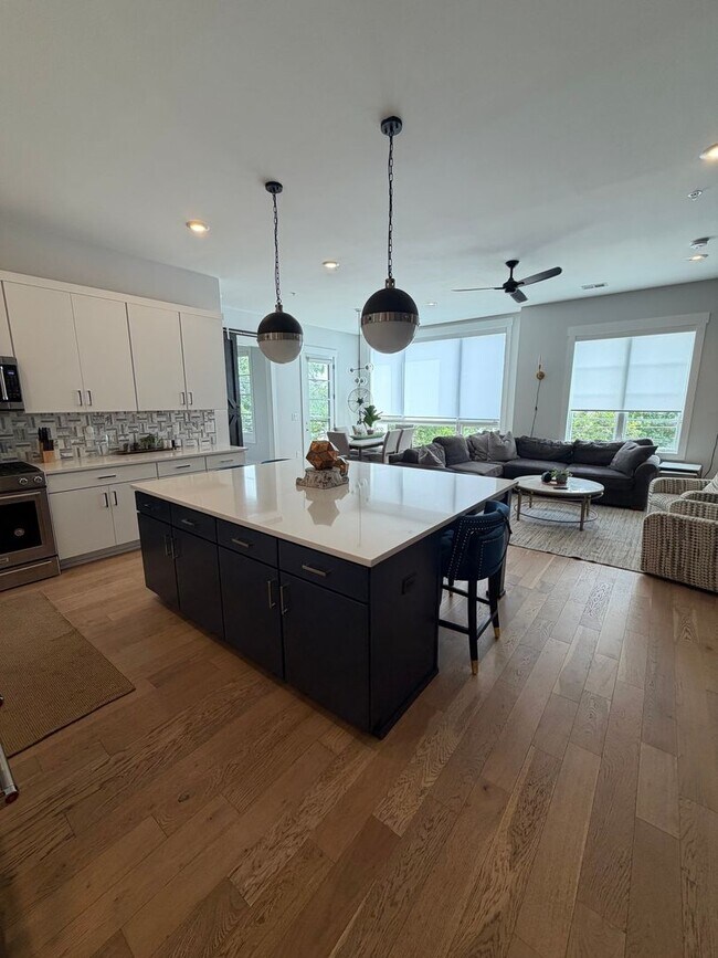 Building Photo - Stunning West End Nashville Condo - Available Now!