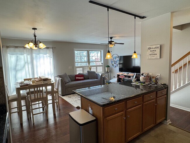 Foto del edificio - Beautiful Three Bedroom Townhouse