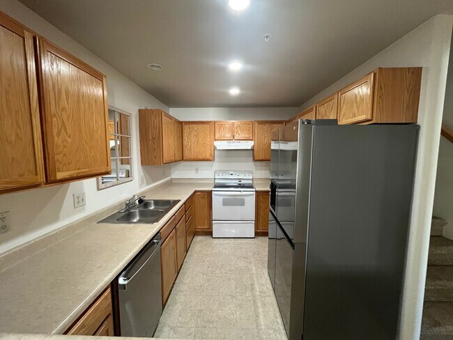 Kitchen, refrigerator has ice maker - 2621 Rigden Pky