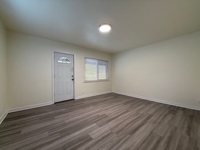 Building Photo - Updated 2BR Townhouse with off street park...