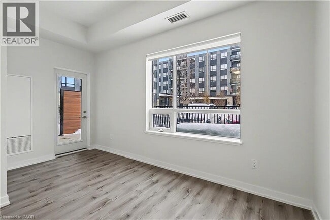 Photo du bâtiment - 251 Northfield Dr E