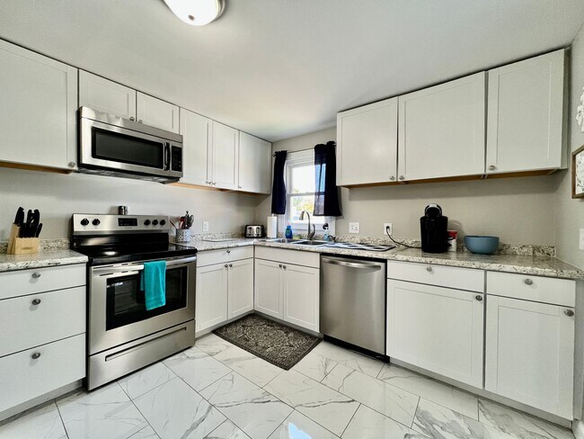 Building Photo - Beautiful 4 BDR Home - Near I-75