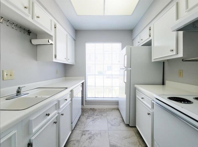 Foto del edificio - 7700 Creekbend Dr
