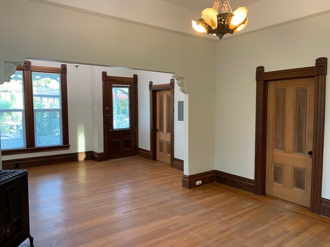 Building Photo - 433 Olive St