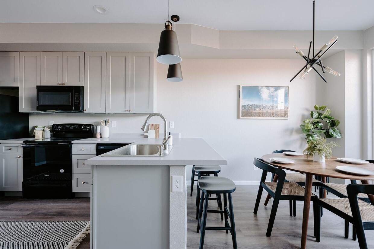 Stunning 2023 - Built Townhome near Edgewater - Stunning 2023 - Built Townhome near Edgewater