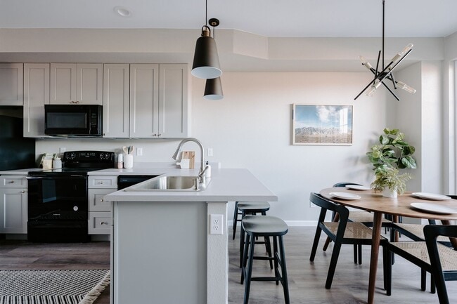 Stunning 2023 - Built Townhome near Edgewater - Stunning 2023 - Built Townhome near Edgewater