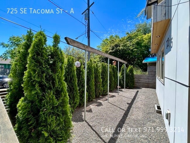 Building Photo - 725 SE Tacoma St
