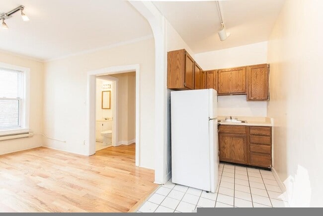 Building Photo - 516 W Melrose