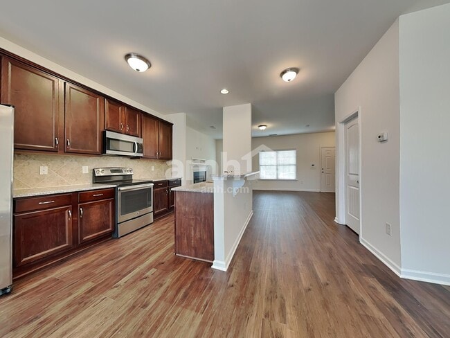 Building Photo - 913 Bridlemine Dr