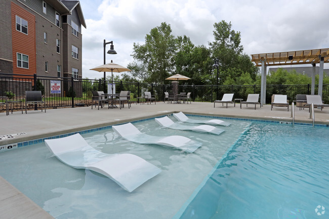 Baja Lounge Seating In Pool - 22 Slate