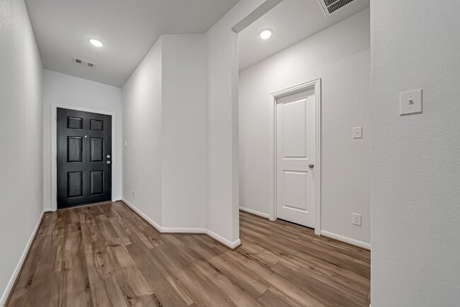 Foto del edificio - 15250 White Moss Dr