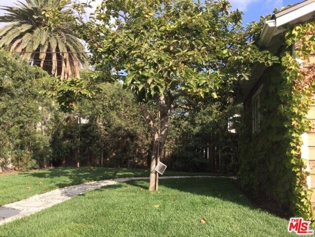 Foto del edificio - 1074 S Plymouth Blvd
