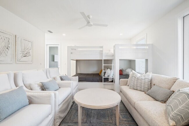 Building Photo - 31 Sarah St