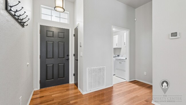 Building Photo - Modern Comfort in a Convenient Location