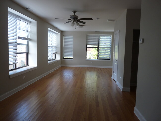 Building Photo - 3359 W Berteau Ave