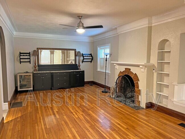 Foto del edificio - 8036 Watkins Dr