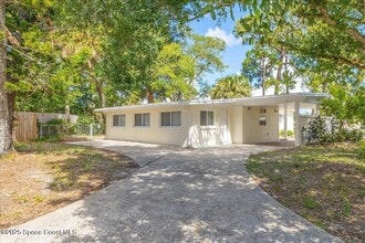 Building Photo - 1104 Azalea Ln