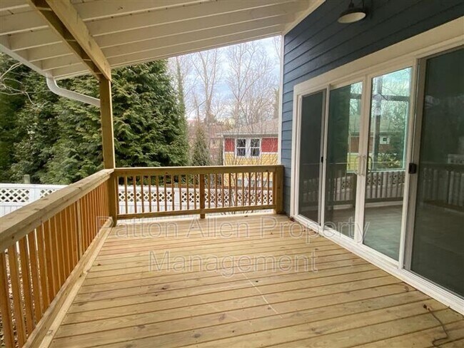 Building Photo - 10-10 Riverview Dr