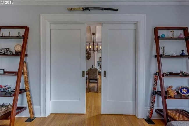 Building Photo - 118 NW King Ave