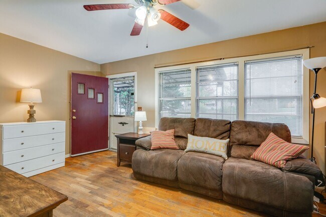 Foto del edificio - Cozy 2 Bed/1 Bath House, Park Like Setting, Pet Friendly, Fenced Yard