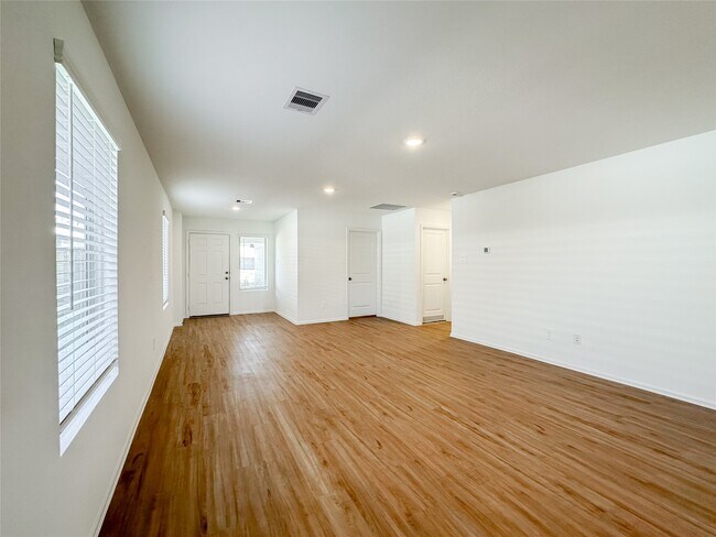 Foto del edificio - 1444 Las Cuevas Dr