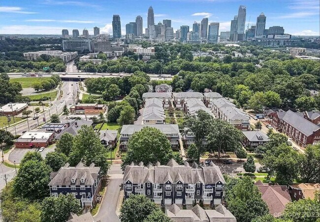 Building Photo - Charming home in the desirable Walnut Hill...