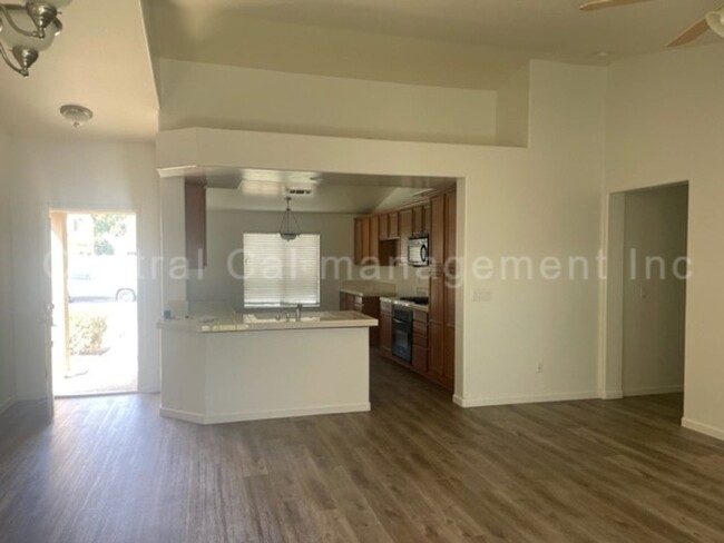 Building Photo - 4 Bedroom, 2 Bath Home in the Desired Nort...