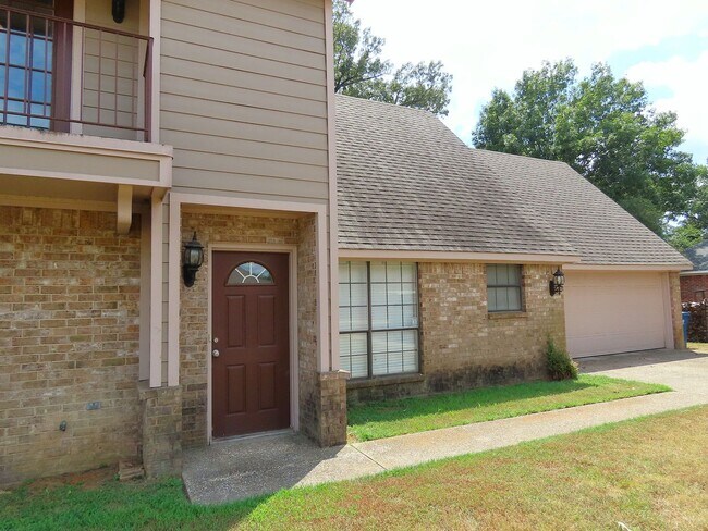 Foto del edificio - COMING SOON! Remodeled in 2024! Gorgeous 3 Bdrm., 2 Bath Duplex in Whitehouse ISD!