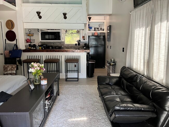 Building Photo - 4563 Mathis St