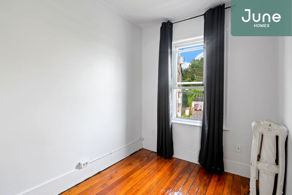 Primary Photo - Queen room in 6-bed/2.0-bath Home