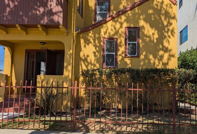 Building Photo - 2863 S Sycamore Ave