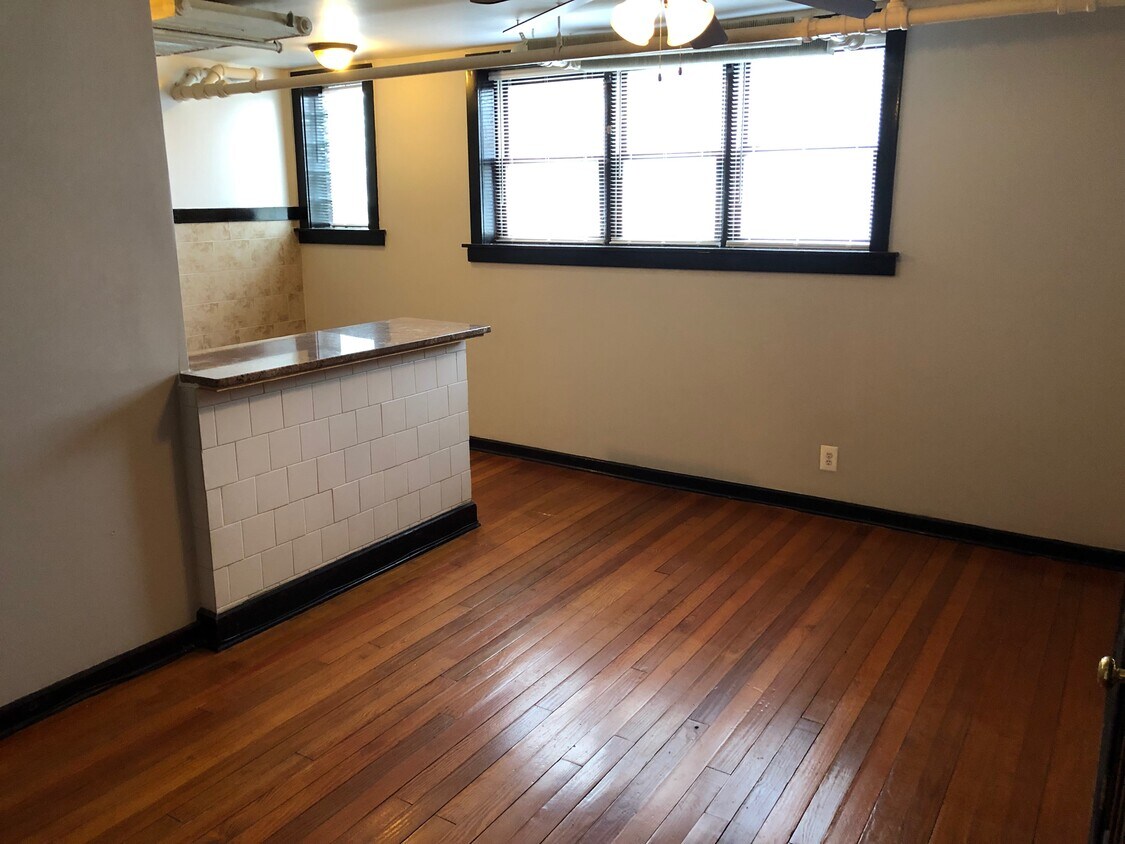 Foto principal - 5039 N Springfield Ave