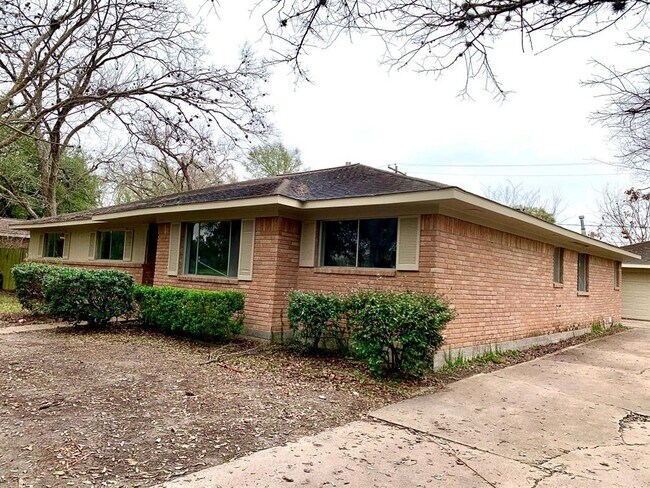 Building Photo - 7915 S Braeswood Blvd