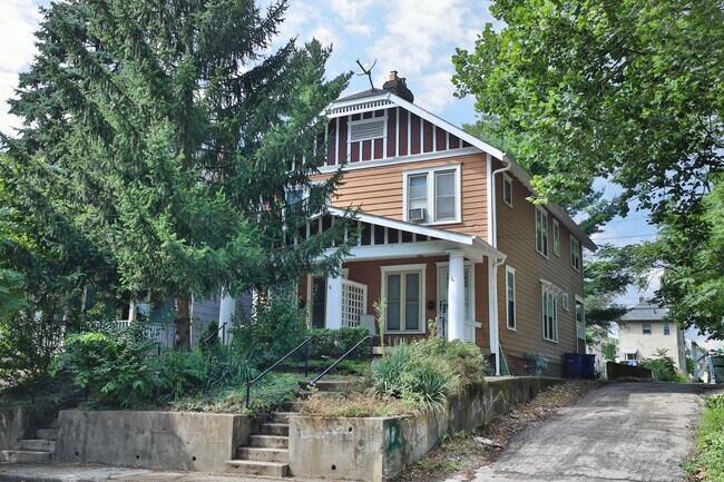 Foto del edificio - NEWLY RENOVATED NORTH CAMPUS - 3 BEDROOM 2 FULL BATHROOMS