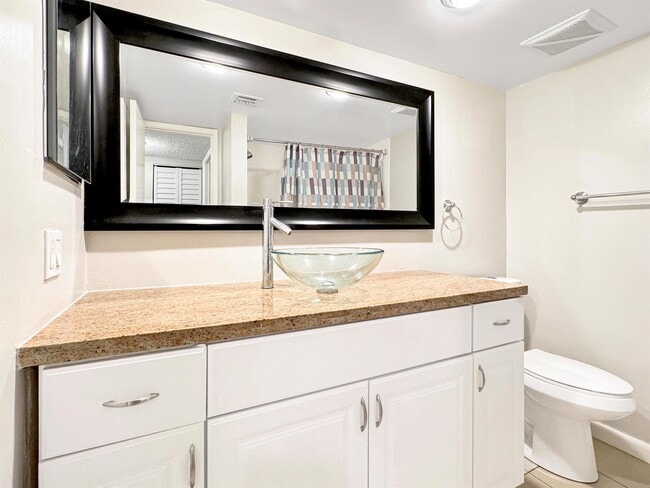 Building Photo - 3083 N Oakland Forest Dr