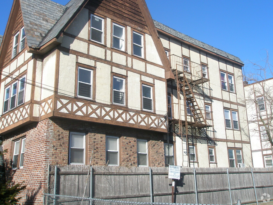 Building Photo - 699 School St