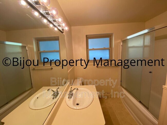 Foto del edificio - 916 Westmoor Dr