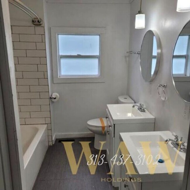 Building Photo - 2 Bedroom/2 Bonus Room Newly Renovated Home